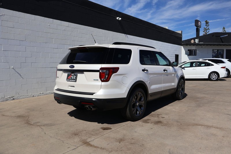 Ford Explorer Vehicle Full-screen Gallery Image 05