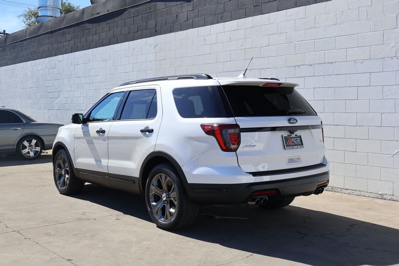 Ford Explorer Vehicle Full-screen Gallery Image 09