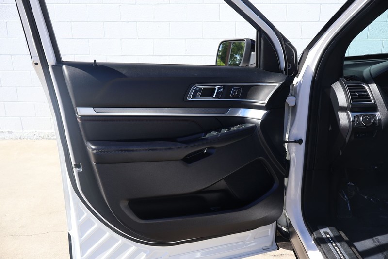 Ford Explorer Vehicle Full-screen Gallery Image 14