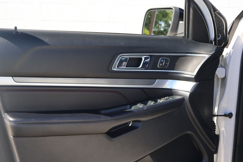 Ford Explorer Vehicle Full-screen Gallery Image 15