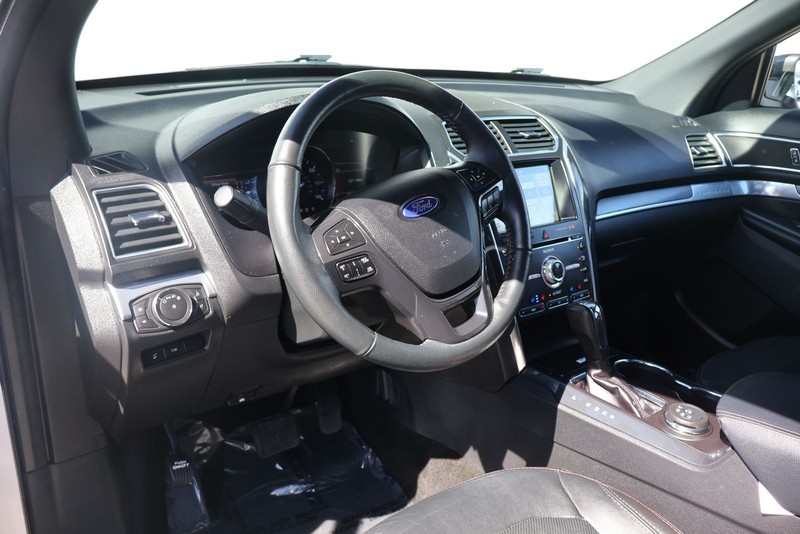 Ford Explorer Vehicle Full-screen Gallery Image 16