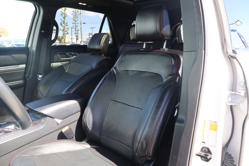 Ford Explorer Vehicle Full-screen Gallery Image 17