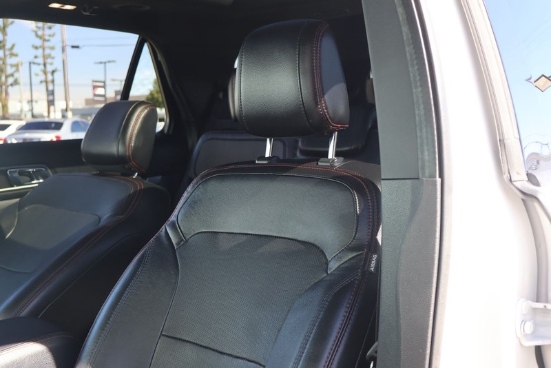 Ford Explorer Vehicle Full-screen Gallery Image 18