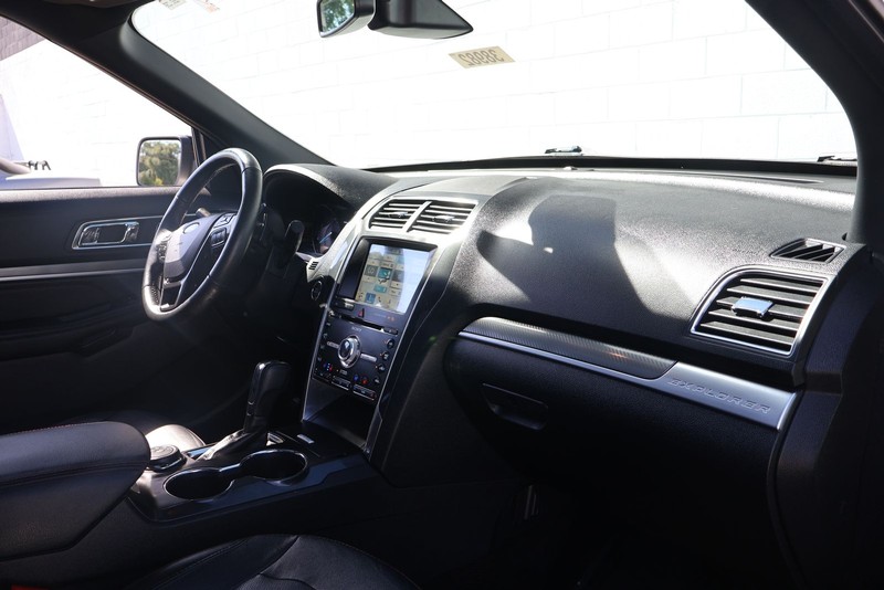 Ford Explorer Vehicle Full-screen Gallery Image 19