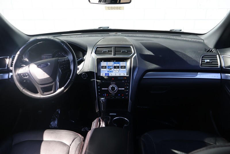 Ford Explorer Vehicle Full-screen Gallery Image 24