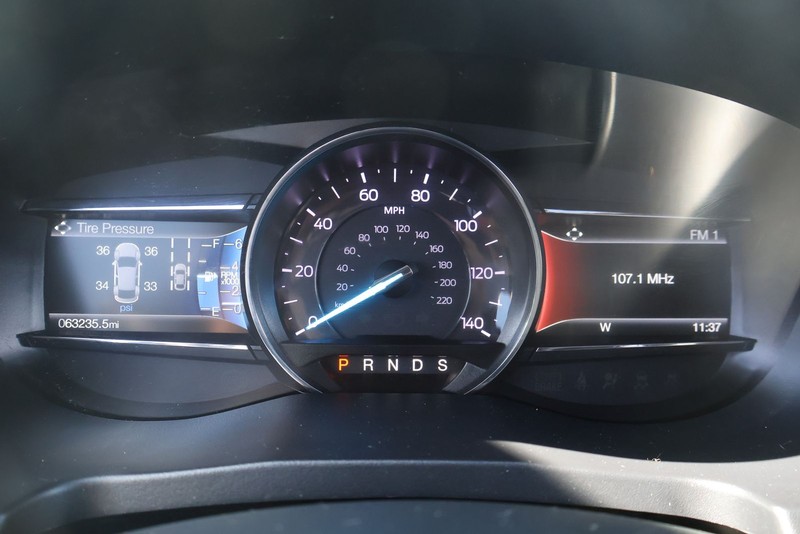 Ford Explorer Vehicle Full-screen Gallery Image 25