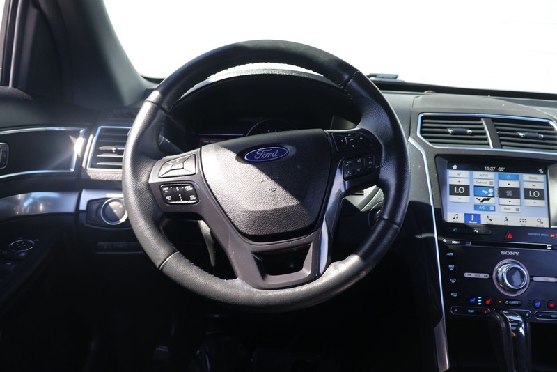 Ford Explorer Vehicle Full-screen Gallery Image 26