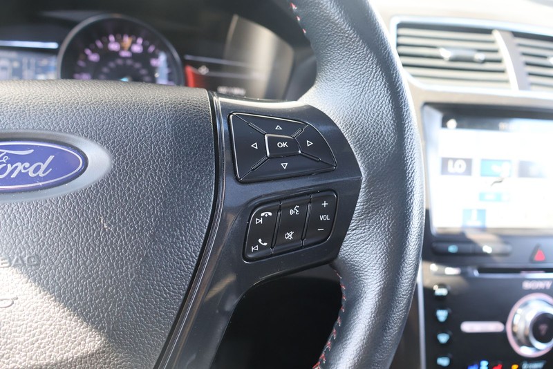 Ford Explorer Vehicle Full-screen Gallery Image 28