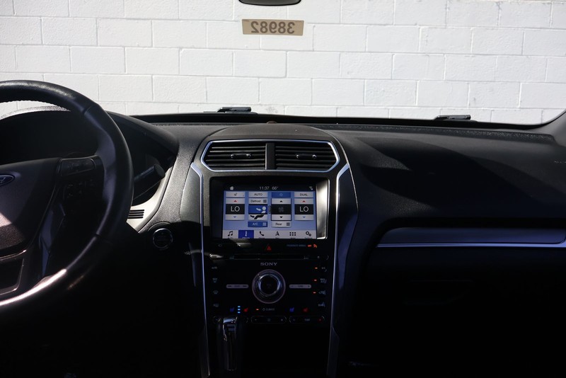 Ford Explorer Vehicle Full-screen Gallery Image 29