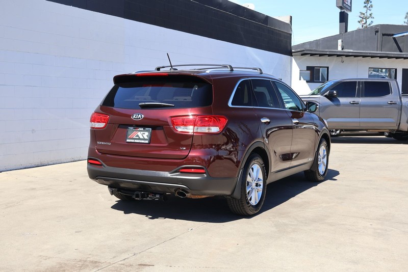 Kia Sorento Vehicle Full-screen Gallery Image 05