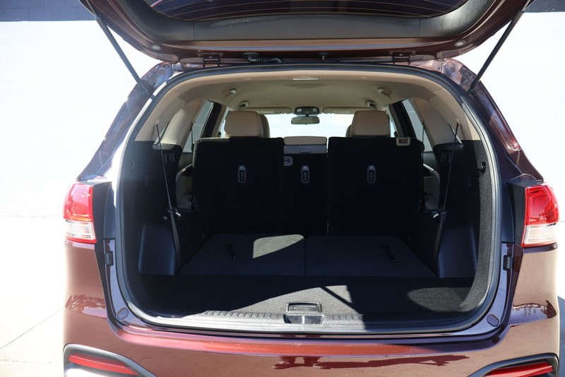 Kia Sorento Vehicle Full-screen Gallery Image 08