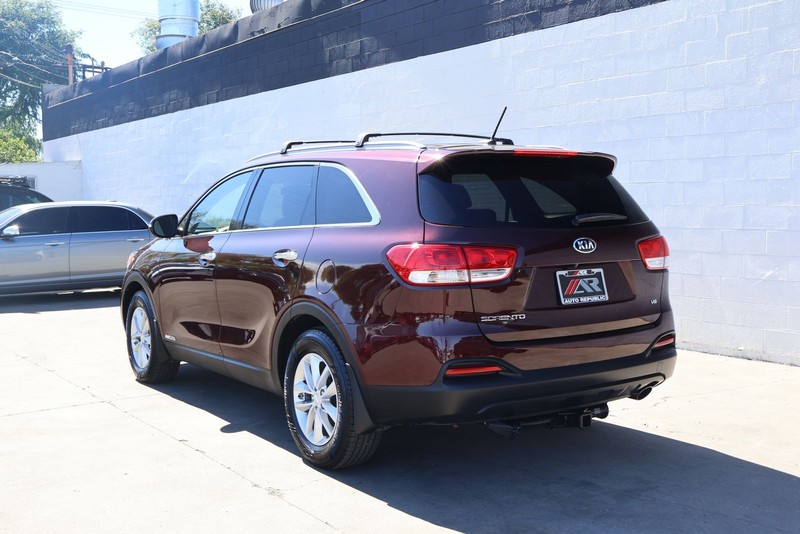 Kia Sorento Vehicle Full-screen Gallery Image 09