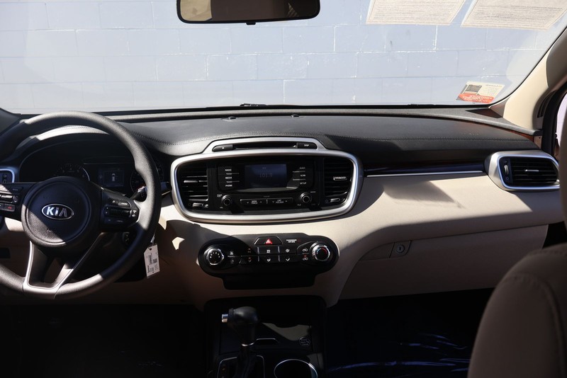 Kia Sorento Vehicle Full-screen Gallery Image 23