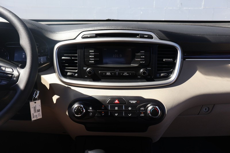 Kia Sorento Vehicle Full-screen Gallery Image 28