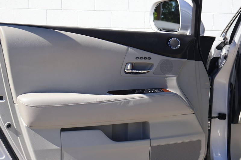 Lexus RX 350 Vehicle Full-screen Gallery Image 16