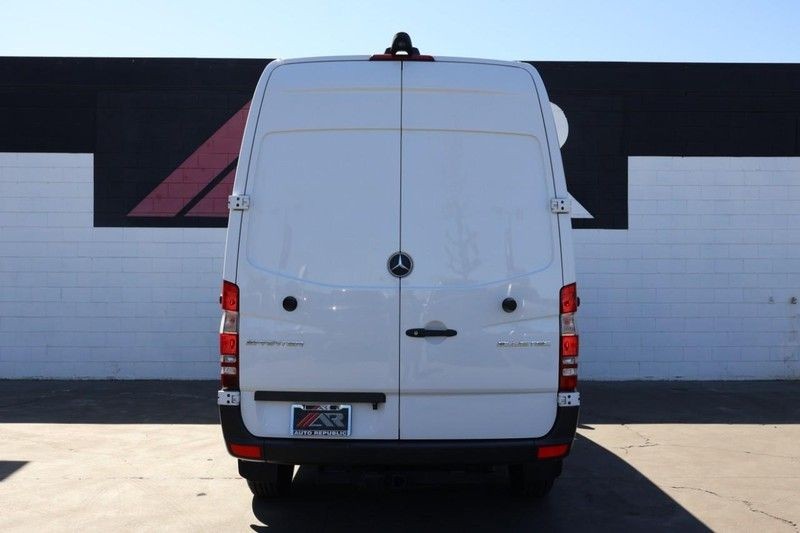 Mercedes-Benz Sprinter Cargo Vans Vehicle Full-screen Gallery Image 06