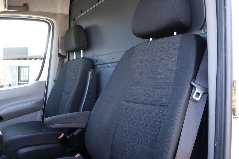 Mercedes-Benz Sprinter Cargo Vans Vehicle Full-screen Gallery Image 20