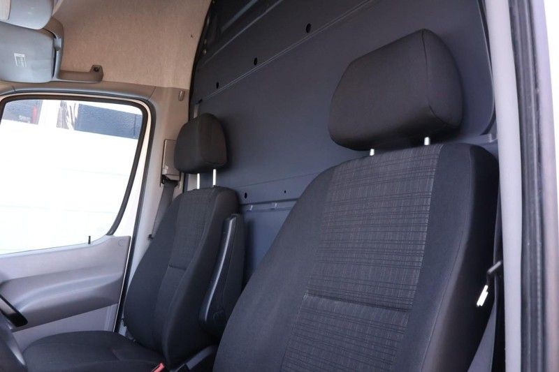 Mercedes-Benz Sprinter Cargo Vans Vehicle Full-screen Gallery Image 21