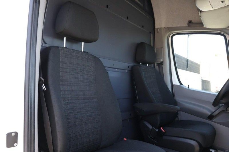 Mercedes-Benz Sprinter Cargo Vans Vehicle Full-screen Gallery Image 23
