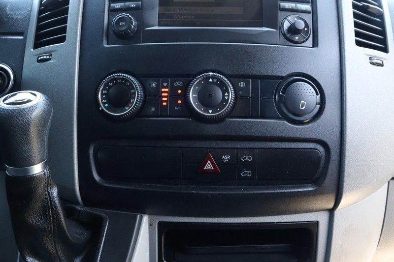 Mercedes-Benz Sprinter Cargo Vans Vehicle Full-screen Gallery Image 30