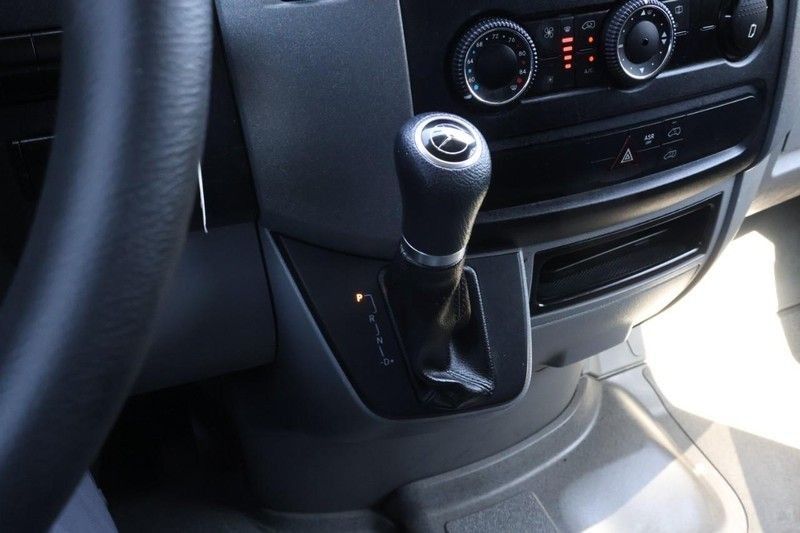 Mercedes-Benz Sprinter Cargo Vans Vehicle Full-screen Gallery Image 31