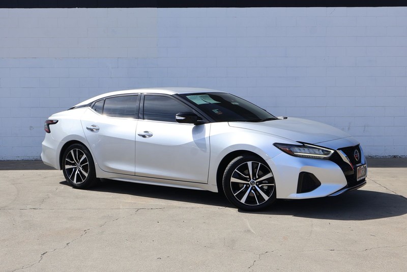 Nissan Maxima Vehicle Full-screen Gallery Image 01