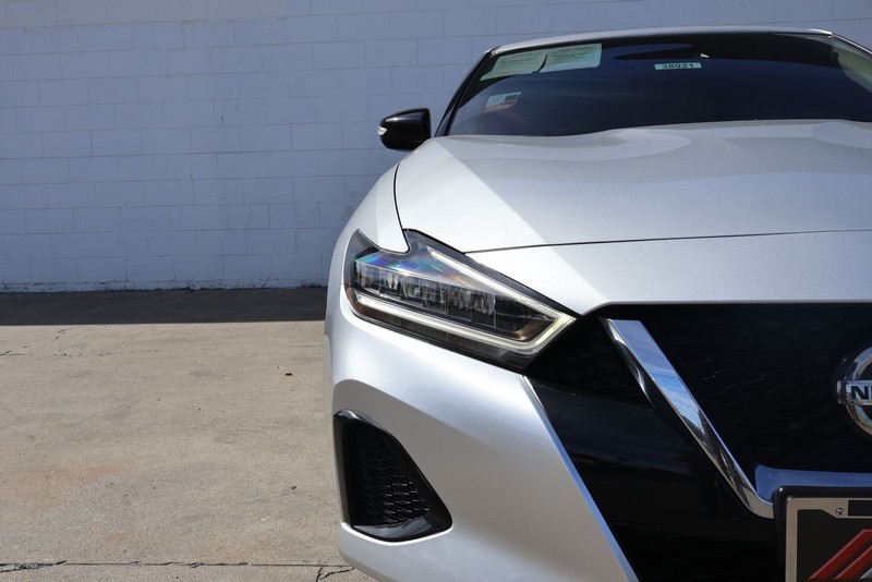 Nissan Maxima Vehicle Full-screen Gallery Image 03