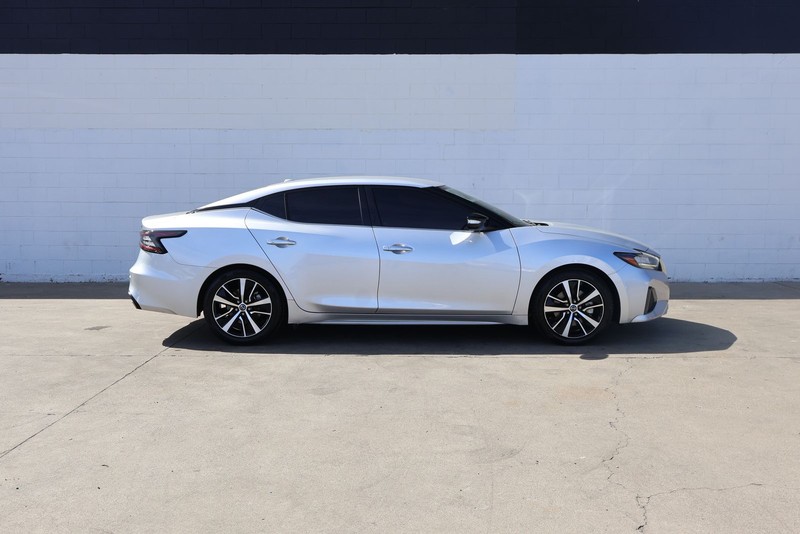 Nissan Maxima Vehicle Full-screen Gallery Image 04