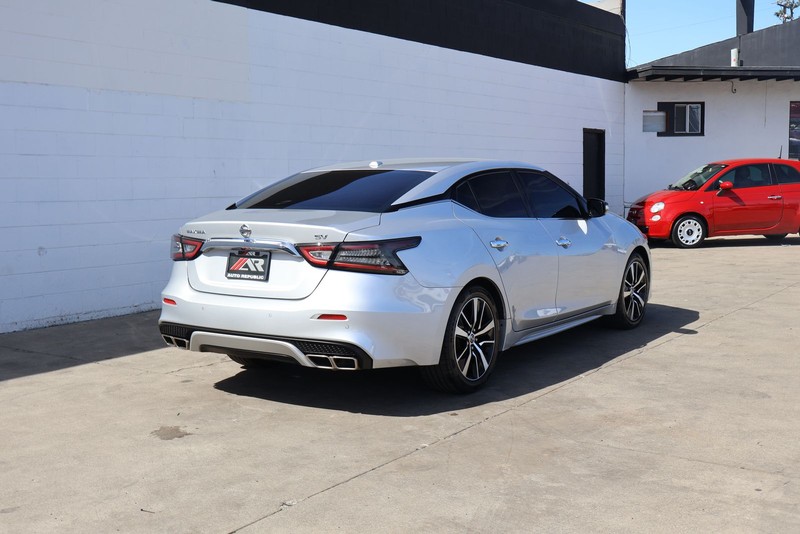 Nissan Maxima Vehicle Full-screen Gallery Image 05