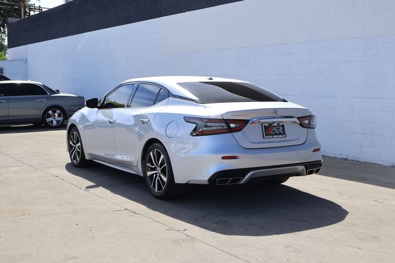Nissan Maxima Vehicle Full-screen Gallery Image 06