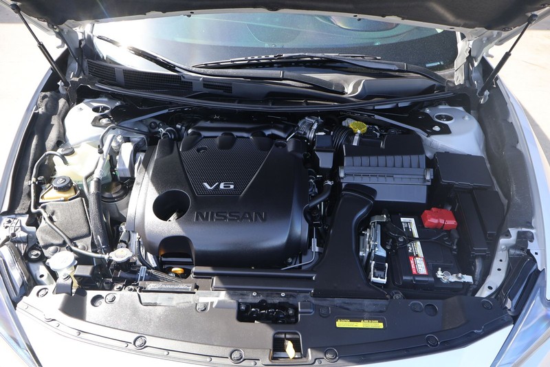 Nissan Maxima Vehicle Full-screen Gallery Image 09