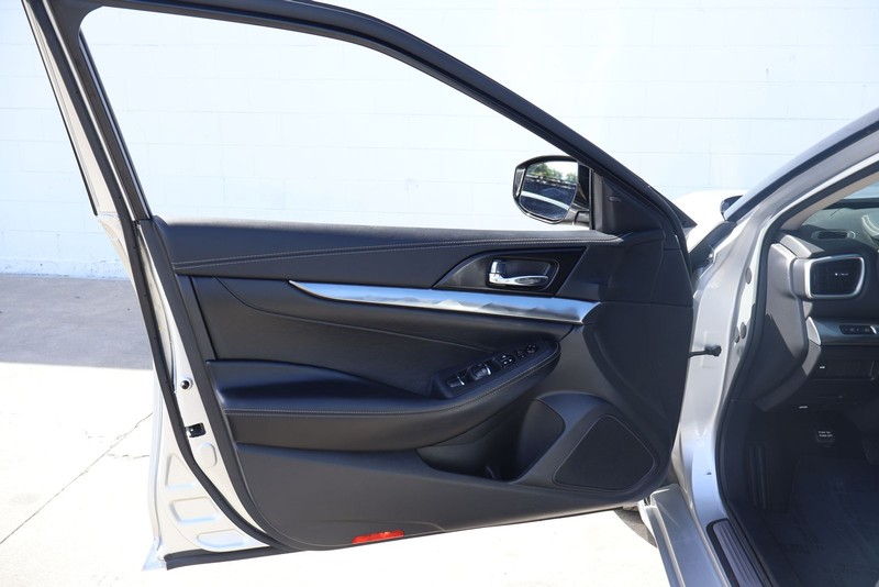 Nissan Maxima Vehicle Full-screen Gallery Image 11