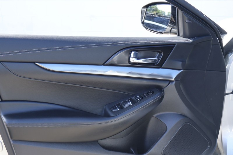 Nissan Maxima Vehicle Full-screen Gallery Image 12