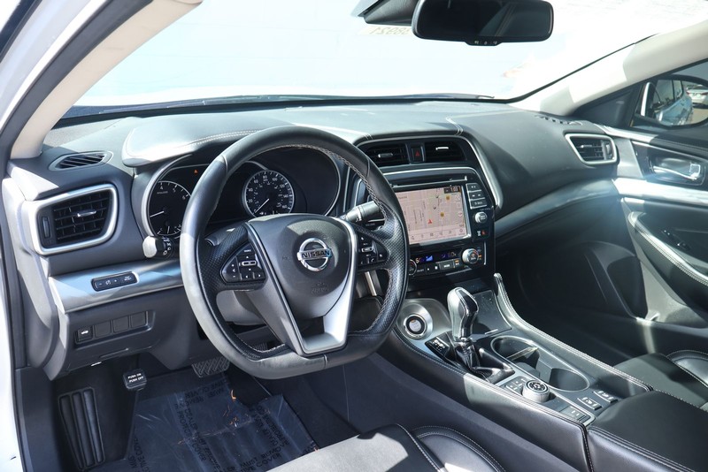 Nissan Maxima Vehicle Full-screen Gallery Image 13