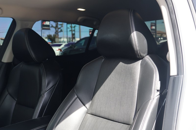 Nissan Maxima Vehicle Full-screen Gallery Image 15