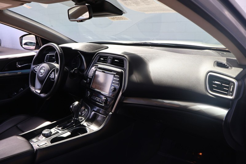 Nissan Maxima Vehicle Full-screen Gallery Image 16