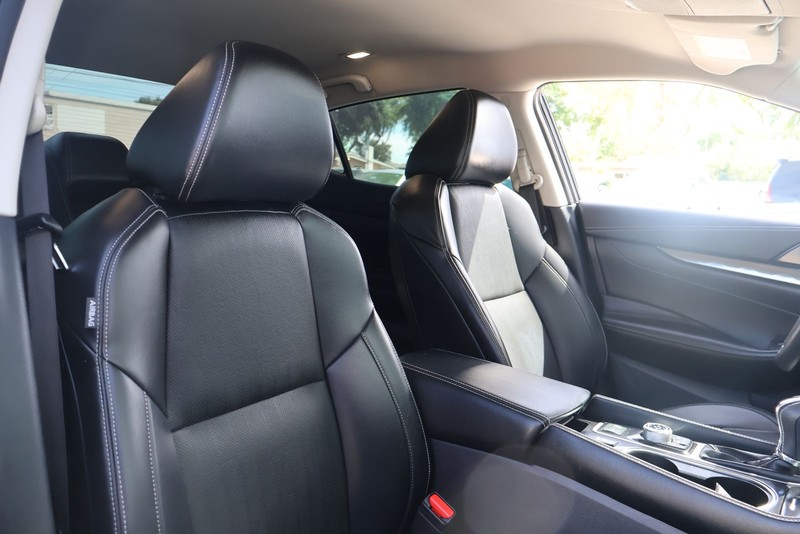 Nissan Maxima Vehicle Full-screen Gallery Image 17