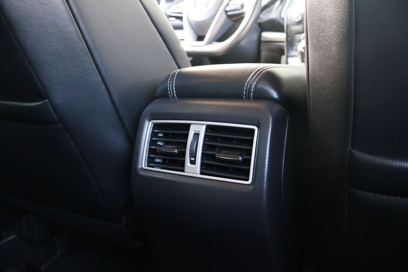 Nissan Maxima Vehicle Full-screen Gallery Image 19