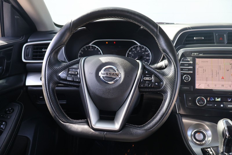 Nissan Maxima Vehicle Full-screen Gallery Image 22