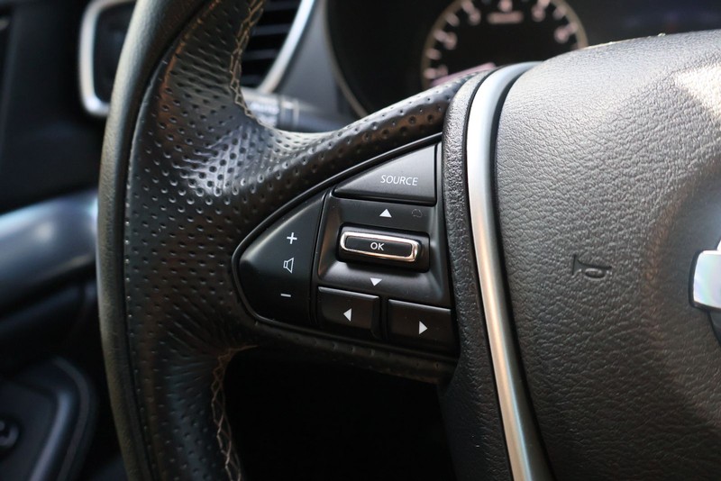 Nissan Maxima Vehicle Full-screen Gallery Image 23