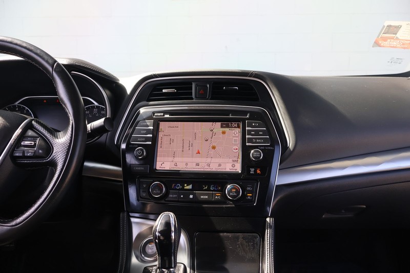 Nissan Maxima Vehicle Full-screen Gallery Image 25