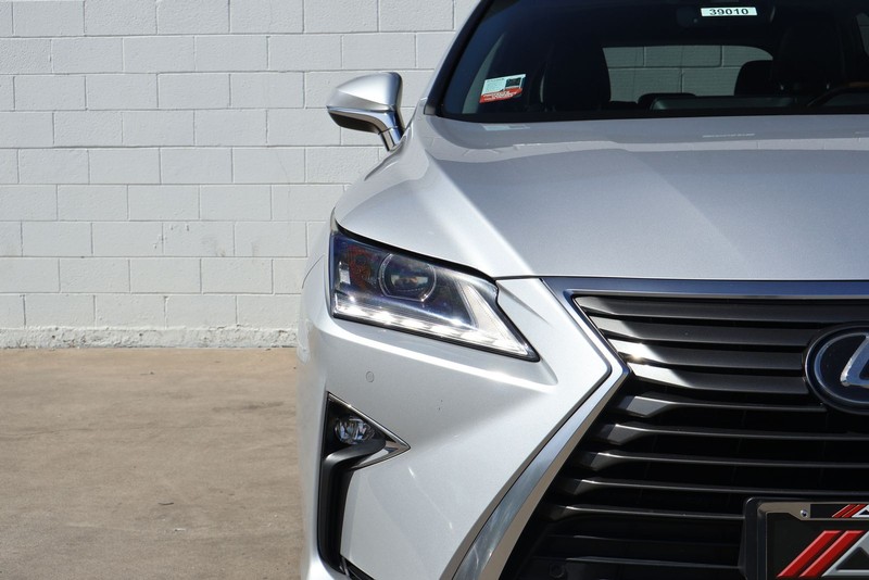 Lexus RX Vehicle Full-screen Gallery Image 03