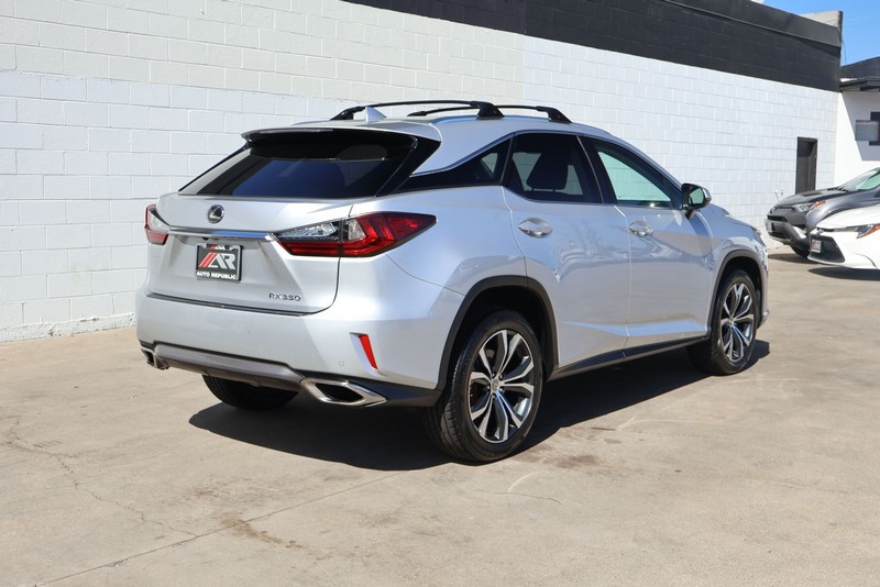 Lexus RX Vehicle Full-screen Gallery Image 05