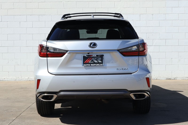 Lexus RX Vehicle Full-screen Gallery Image 06