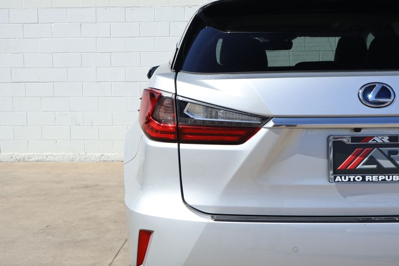 Lexus RX Vehicle Full-screen Gallery Image 07