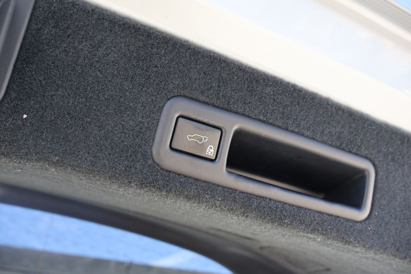 Lexus RX Vehicle Full-screen Gallery Image 09