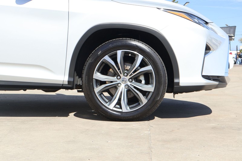 Lexus RX Vehicle Full-screen Gallery Image 14