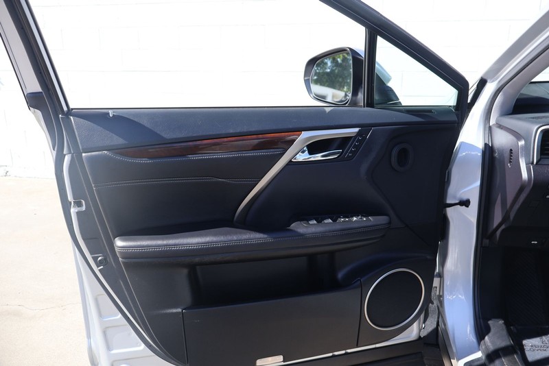 Lexus RX Vehicle Full-screen Gallery Image 15