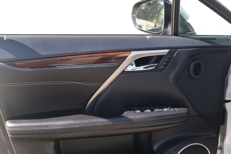 Lexus RX Vehicle Full-screen Gallery Image 16