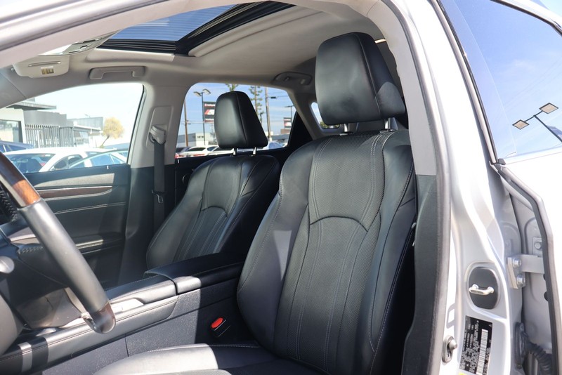 Lexus RX Vehicle Full-screen Gallery Image 18